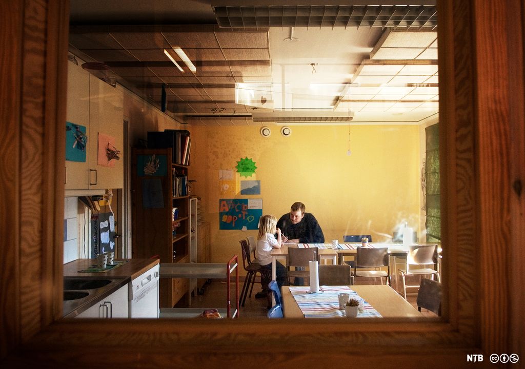 Et barn og voksen i en fortrolig samtale. Foto.