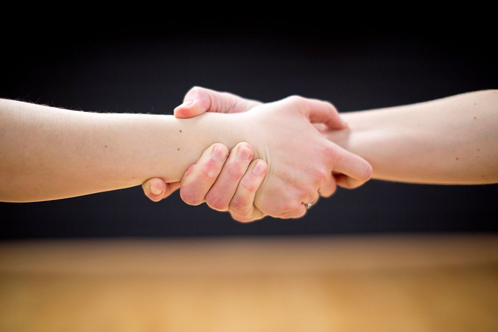 To hender holder rundt hverandre. Foto