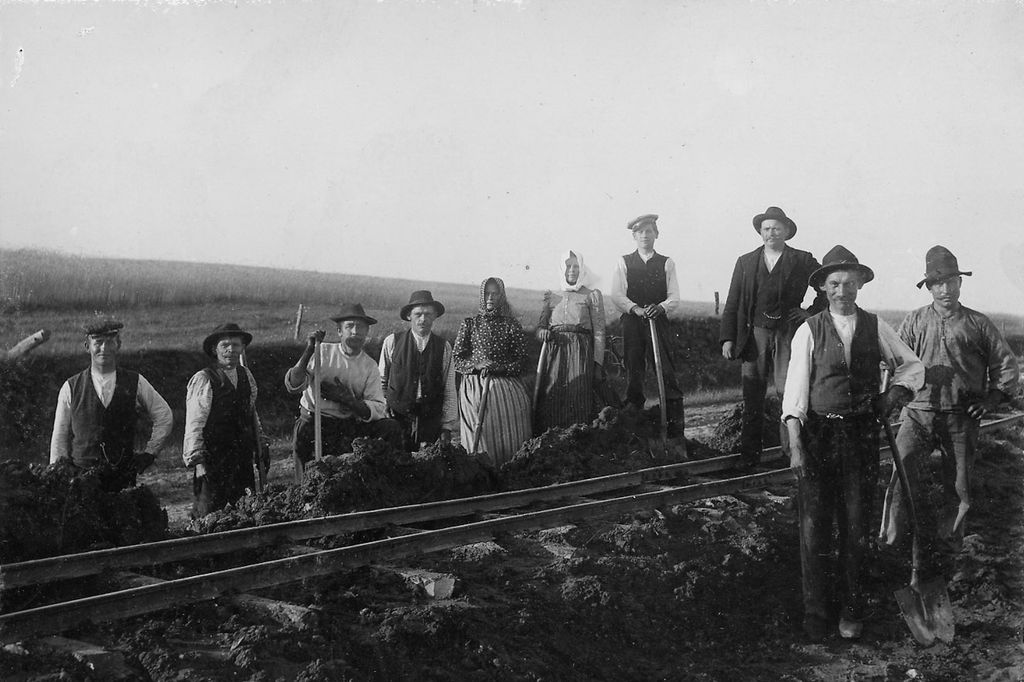 Arbeidslag skinnelegg jernbane cirka år 1900. Det er åtte menn og to kvinner med på bildet. Foto.