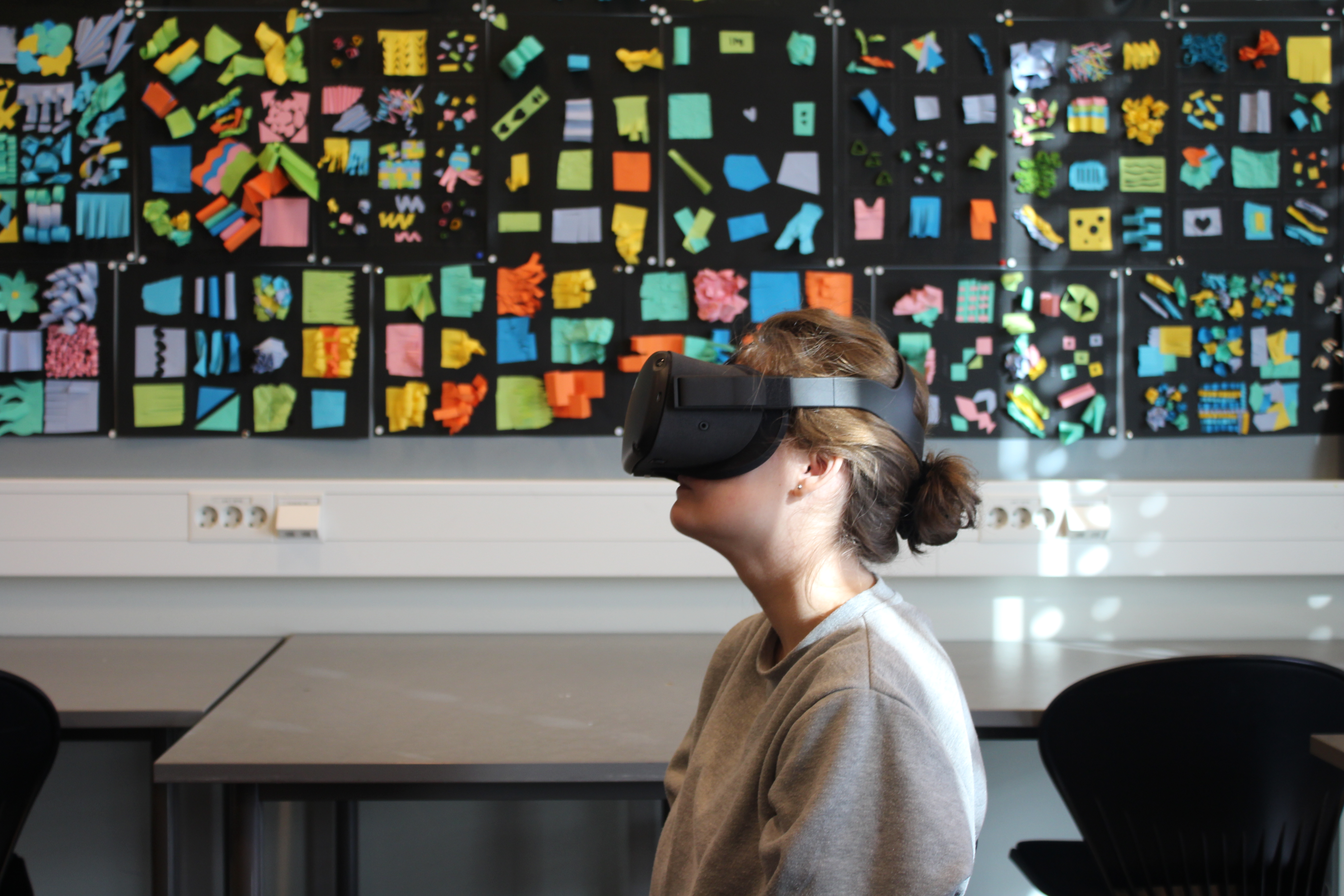 Jente som har på VR-briller. Foto.