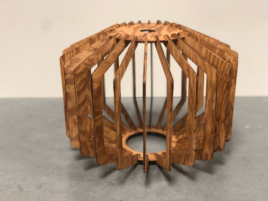 En lampe i furu kryssfiner skåret ut med laserskjærer. Foto.