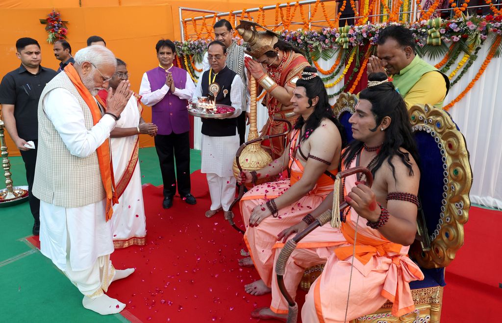 Den indiske statsministeren Modi deltek på Dussehra-feiringa ved Red Fort i New Delhi saman med fleire andre deltakarar. Her har dei eit ritual omkring markeringa av den hinduistiske guden Lord Ramas sin siger over den vonde demonkongen. Foto. 