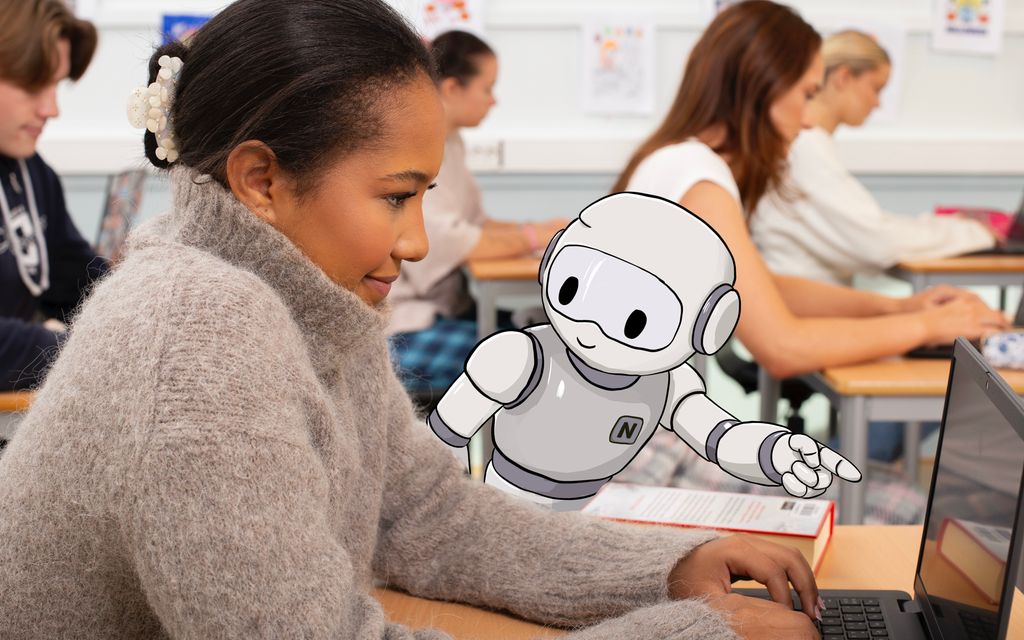 En elev sitter ved en pult i et klasserom og skriver på en bærbar datamaskin. Ved siden av henne står en illustrert robotmaskot som ser på eleven og peker mot skjermen. I bakgrunnen sitter andre elever og arbeider.