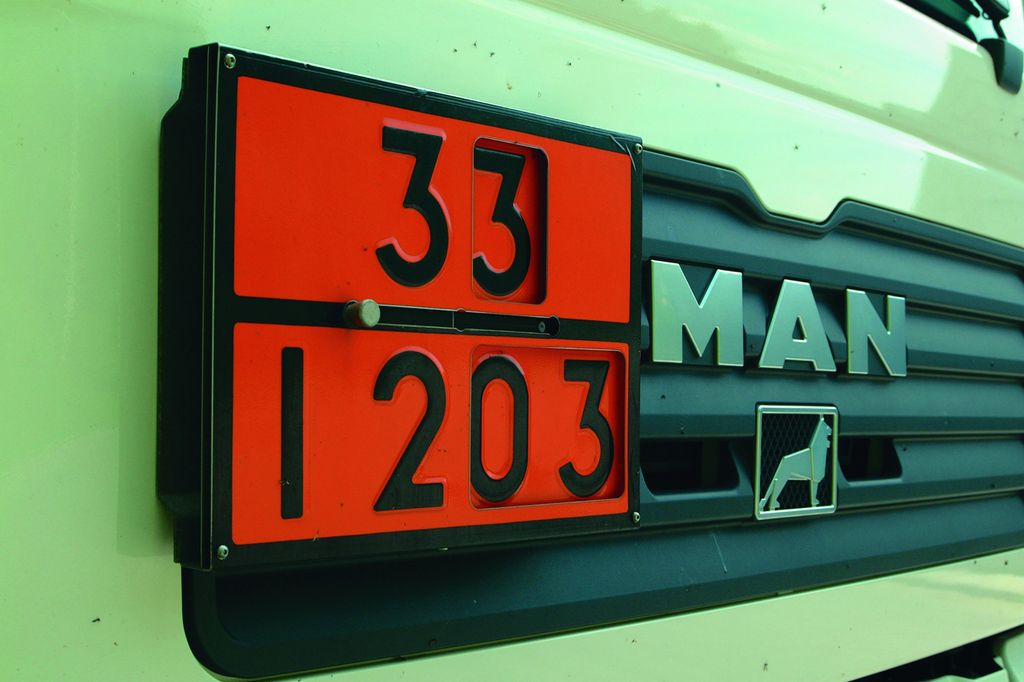 Oransje skilt med tallkombinasjon i to rader foran på lastebil.foto.