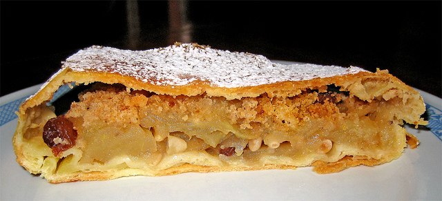 Eplestrudel på en tallerken. Foto.