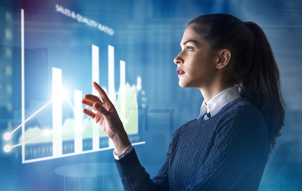 Kvinne som ser på en graf. Foto.