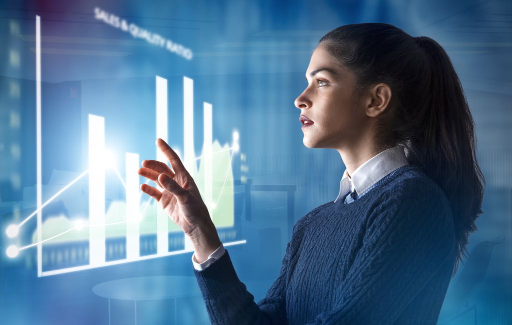 Kvinne som ser på ein graf. Foto.