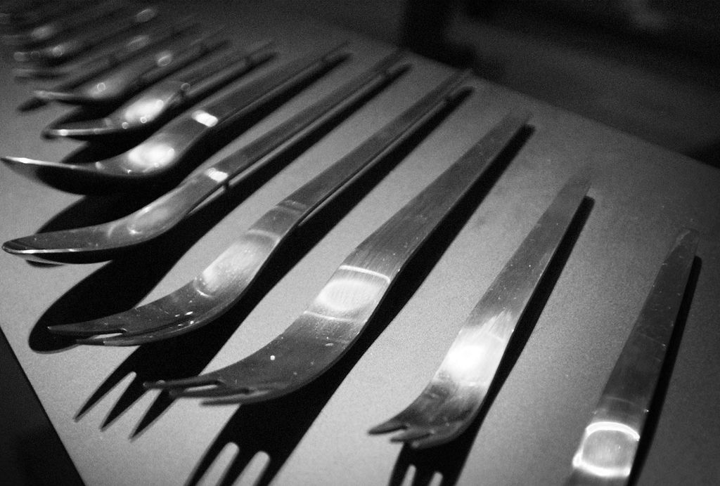Bestikk i rustfritt stål. Foto.