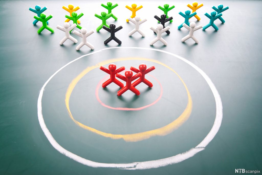 Et fåtall figurer som symboliserer mennesker står inne i en sirkel, mens mange står utenfor. Illustrasjon.