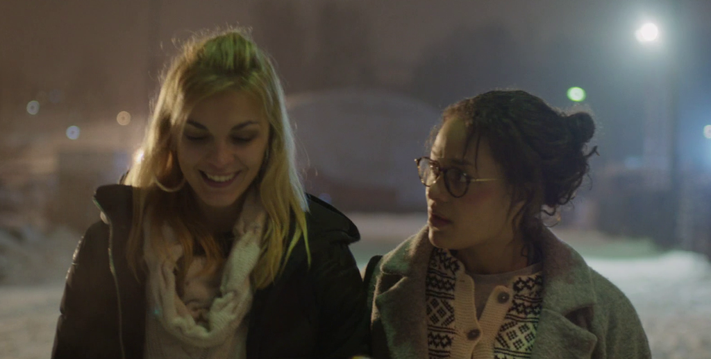 To jenter er på spasertur. Det er snø. Foto.