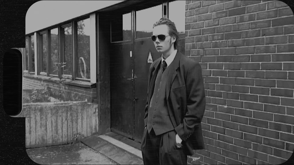 Eksempel på kameravinkelen normalperspektiv: En mann i dress med hendene i lommene ser ut i lufta. Kameraet er i øyehøyde. Foto.