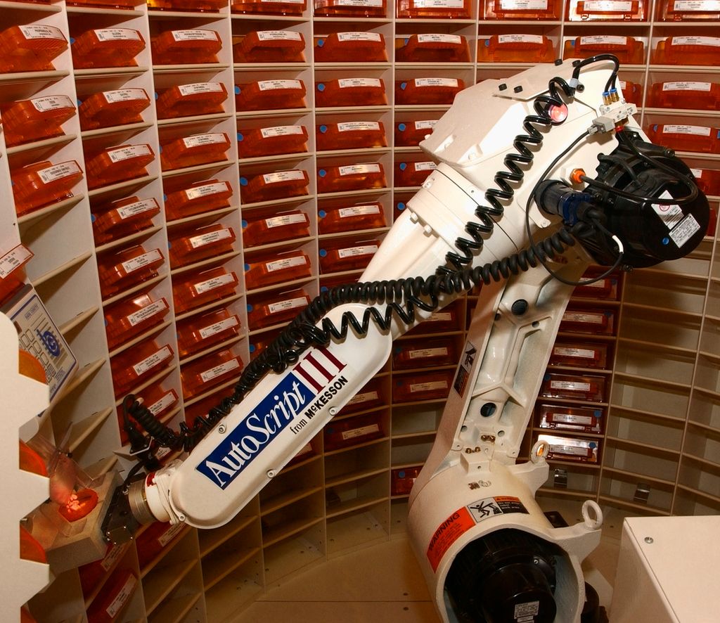 Robot som plukker deler fra et hyllesystem. Foto