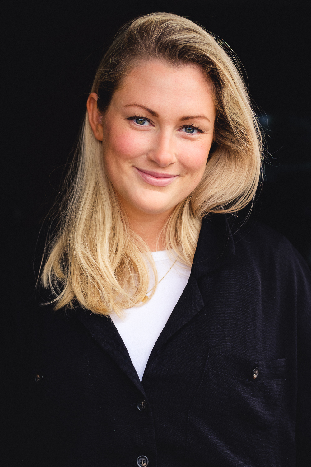 Foto av gründer Sophie Wiik. Hun har langt, blondt hår og sideskill. Hun smiler. Foto. 