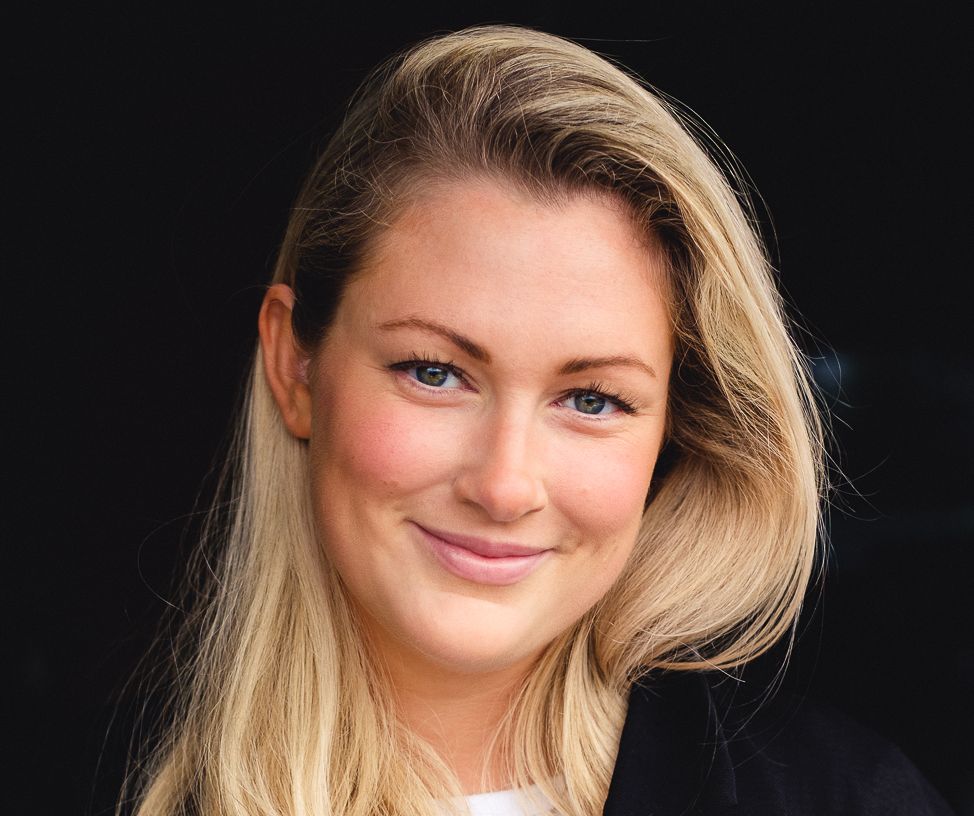 Foto av gründer Sophie Wiik. Hun har langt, blondt hår og sideskill. Hun smiler. Foto.