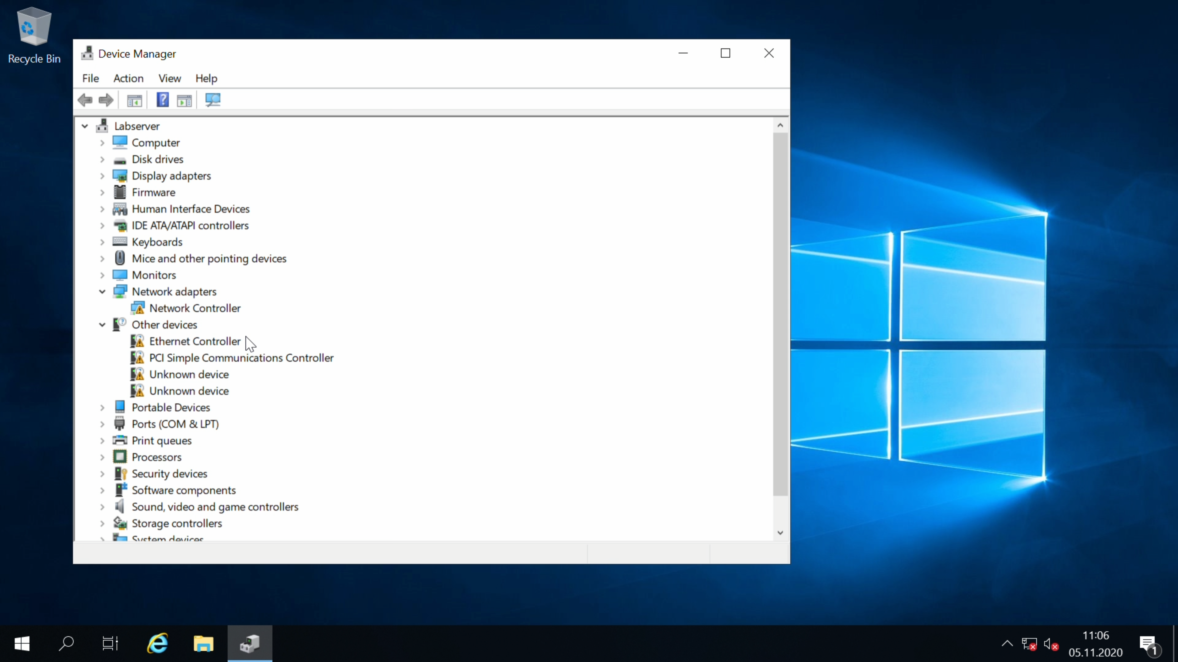 Skjermbilde som viser programvinduet til Device Manager, med ei lang liste med maskinvarekategorier. Under kategorien Other devices ligger det fire enheter som mangler drivere. 