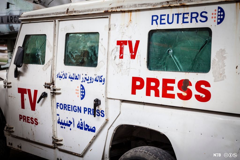 En rusten Land Rover har påmalt tekstene "TV press", "Foreign press" og "Reuters" med latinske og arabiske bokstaver. Foto.