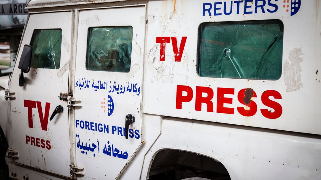 Ein rusten Land Rover som er påmåla tekstane "TV press", "Foreign press" og "Reuters" med latinske og arabiske bokstavar. Foto.