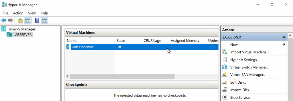 Hovedvinduet til Hyper-V Manager. I midtre kolonne er det ei liste over virtuelle maskiner som er opprettet. Én maskin vises og er markert med musepekeren. Skjermbilde.