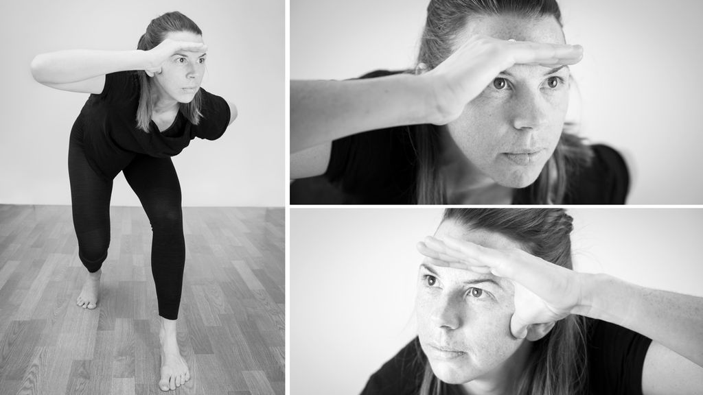 Kvinnelig danser speider mot høyre og venstre. Foto.