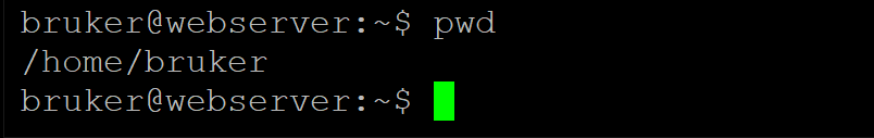 Skjermbilde som viser kjøring av kommandoen (pwd). Datamaskinen gir svar tilbake at brukeren er i mappa /home/bruker. Skjermutklipp.