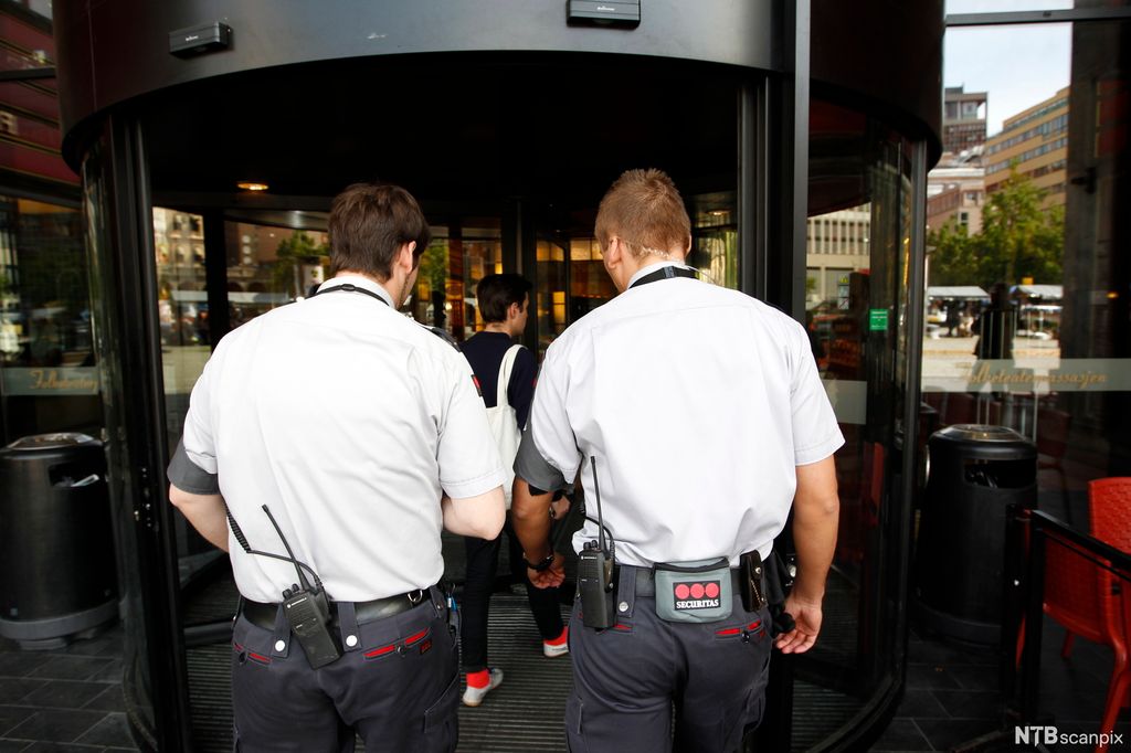 To Securitas-vektere. Foto.