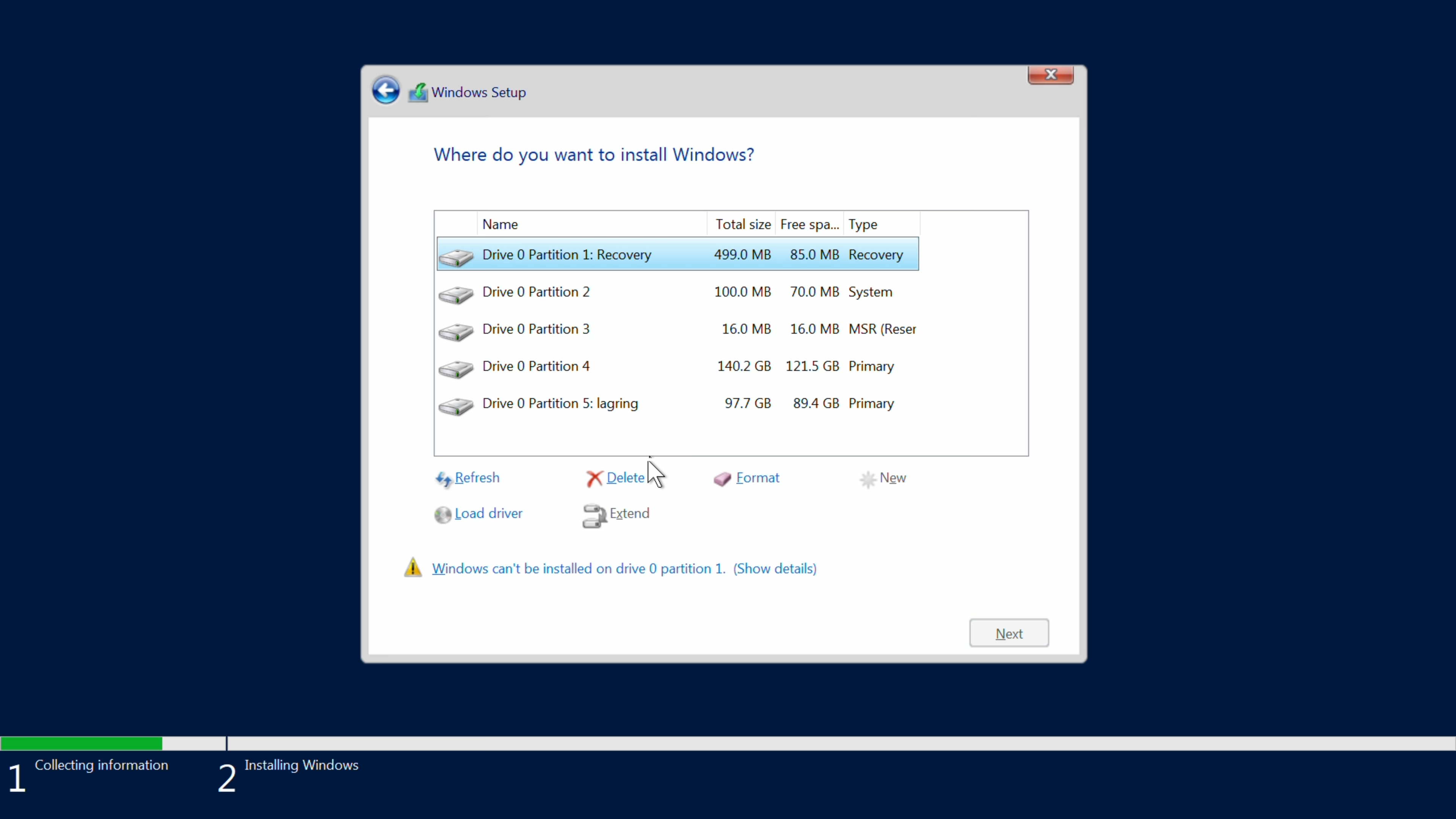 vindu som viser en liste over eksisterende partisjoner på harddisken. Under er det valg som å slette og formatere. Skjermbilde fra Windows Server 2019