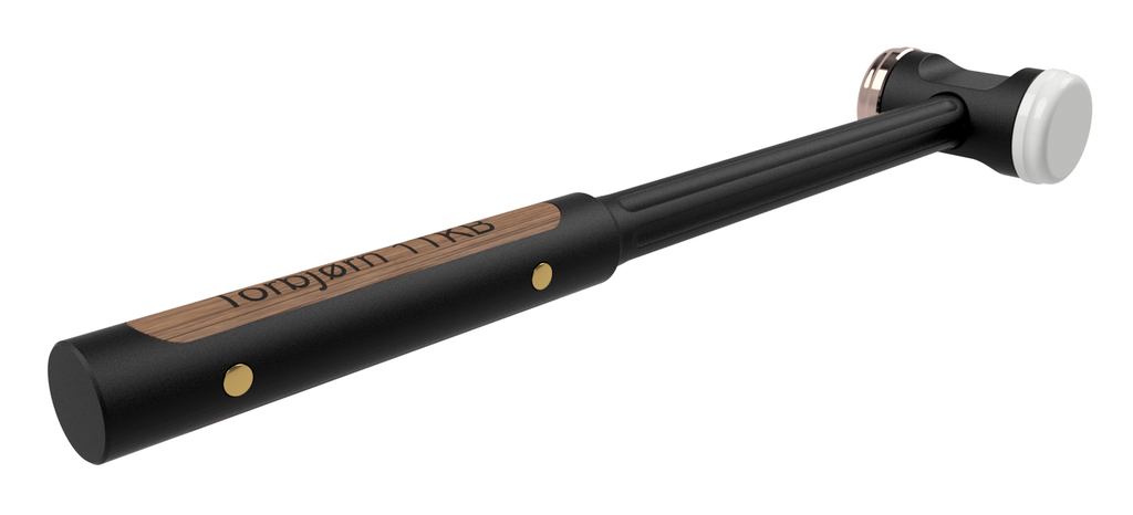 Svart hammer med brune dekorative innlegg. Hammerhodet har en hvit og en kobberfarga ende. Illustrasjon.