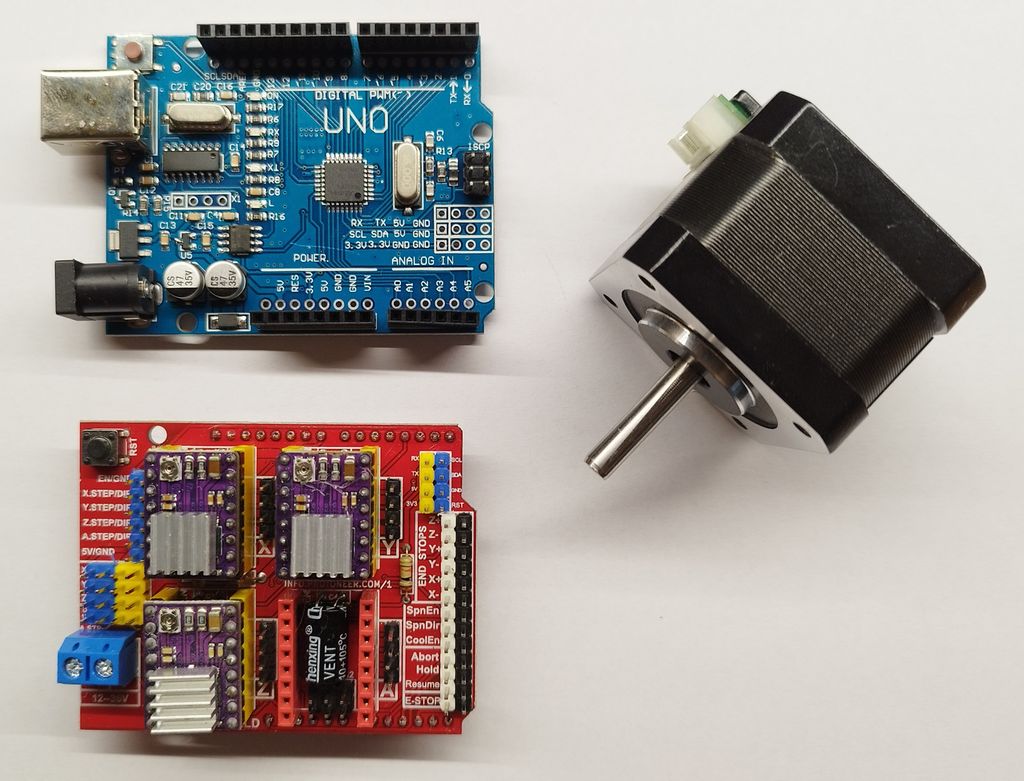 En Arduino, en trinnmotor og et utvidelsesskjold. Foto.