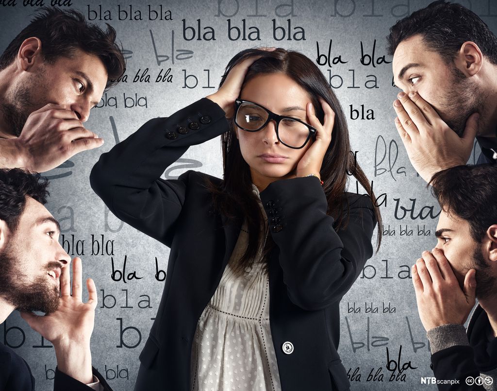 Jente som er stressa fordi mange personar ropar til henne. Foto.