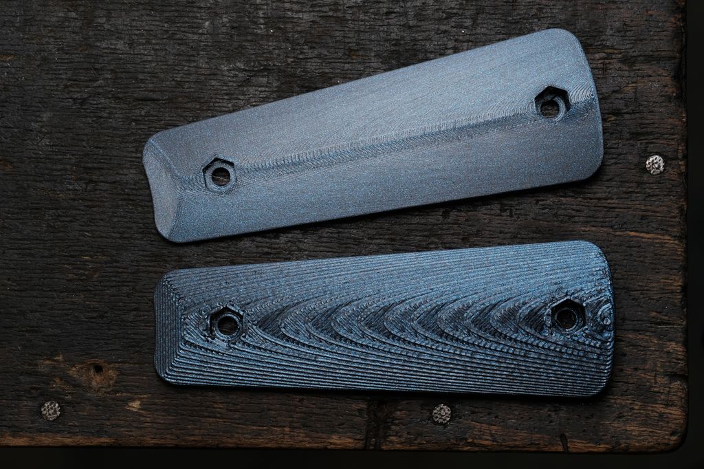 To rekkerthåndtak med ulik strukturgrovhet. Materialet er plast, men håndtaket med grov struktur har fått en struktur som ligner på trevirke. Foto.