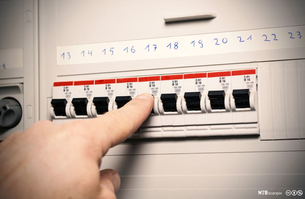 Oversikt over straumkursar i eit sikringsskap. Foto.