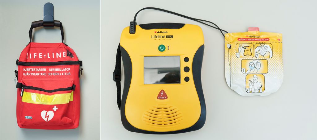 Bilder av en hjertestartersekk og en hjertestarter med elektrodesett påkoplet. Foto.