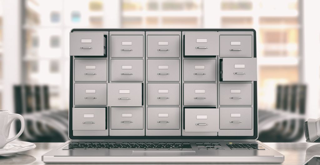 Åpen bærbar datamaskin med arkivskap over hele skjermen. Noen av skuffene er dratt ut. Manipulert foto.
