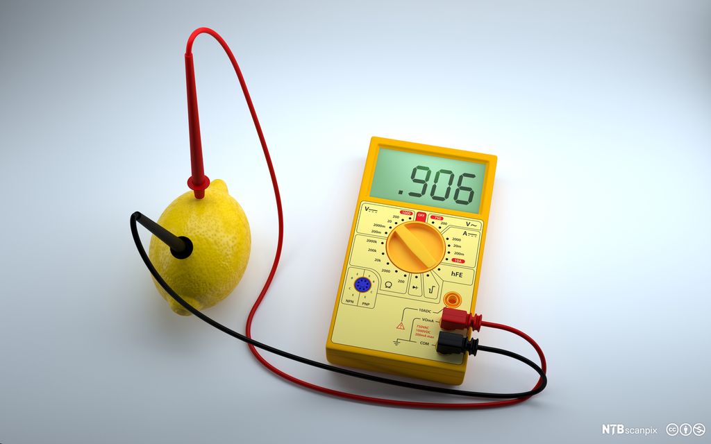 Sitron koplet til et multimeter med ledninger. Foto.