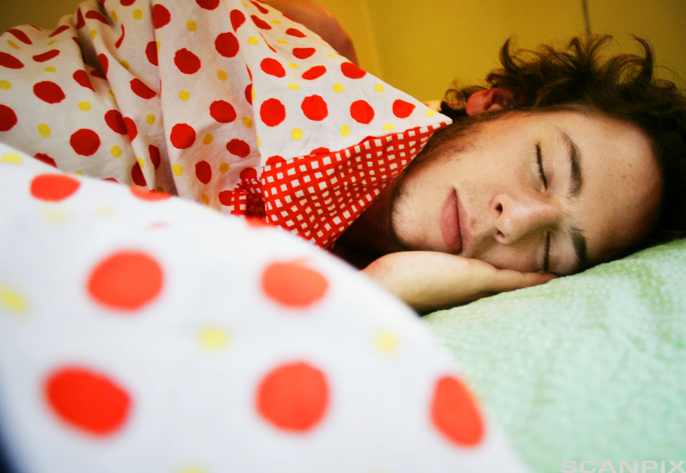 En ung mann sover. Foto.