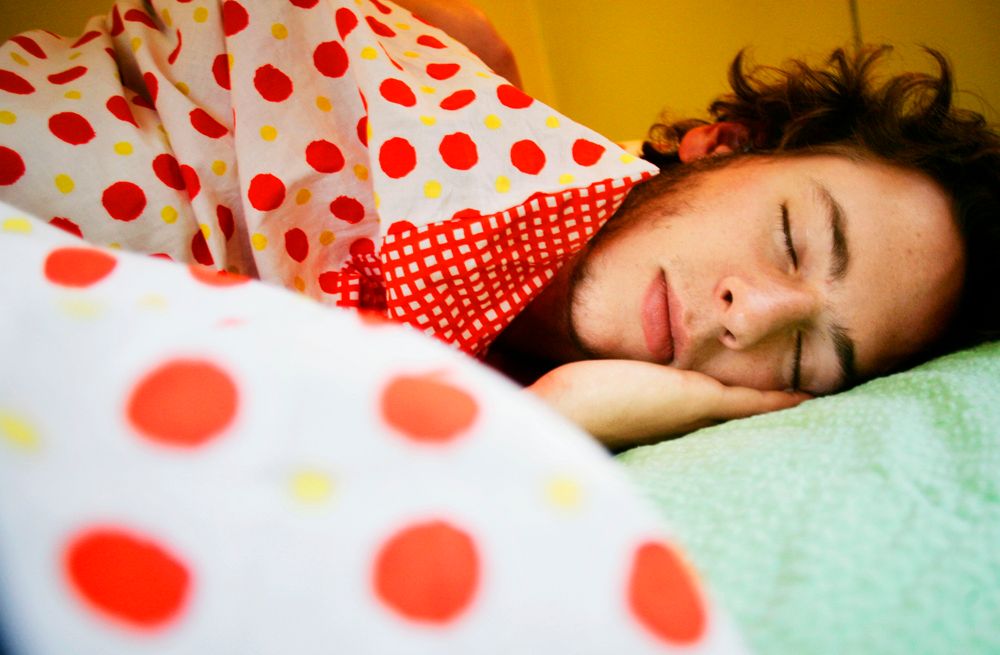 En ung mann sover. Foto.