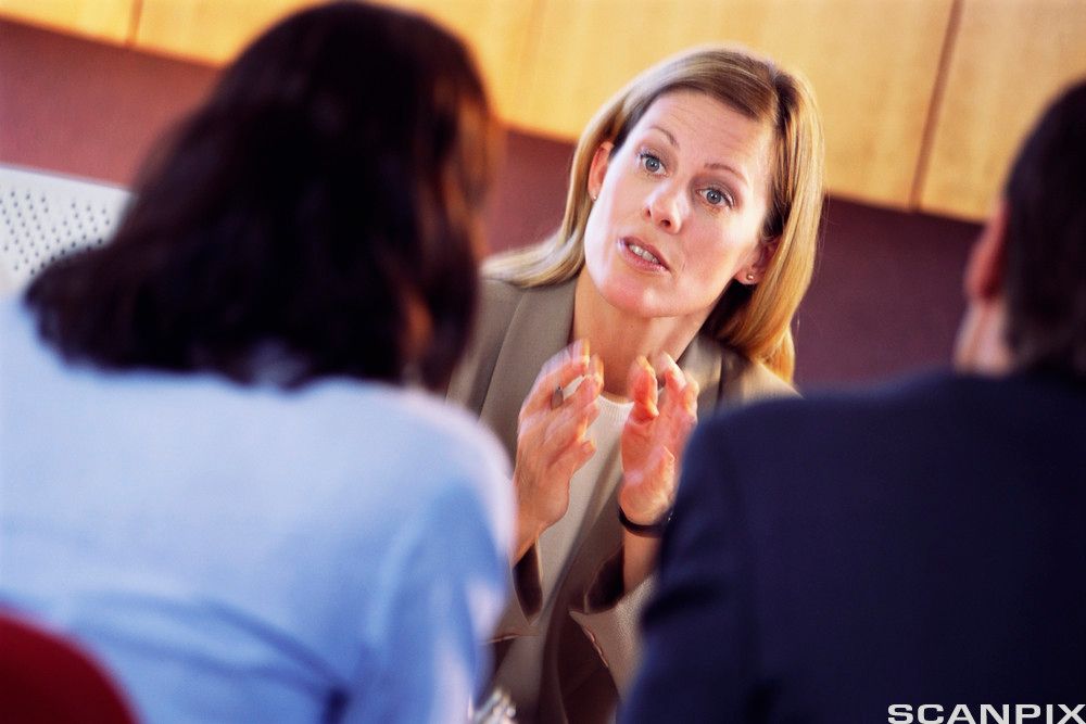 Konsulent prater med kunder. Foto.