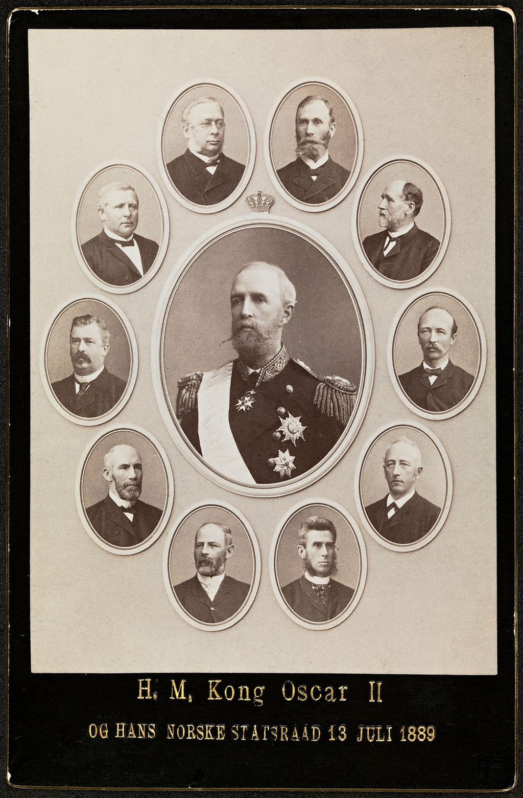 Et bilde med enkeltvise portretter av Kong Oscar og de norske statsrådene fra juli 1889. Bildene er ovale og kong Oscar er i midten. Foto.