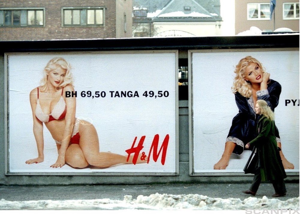 Fotografi av reklameplakatar med undertøysmodell.