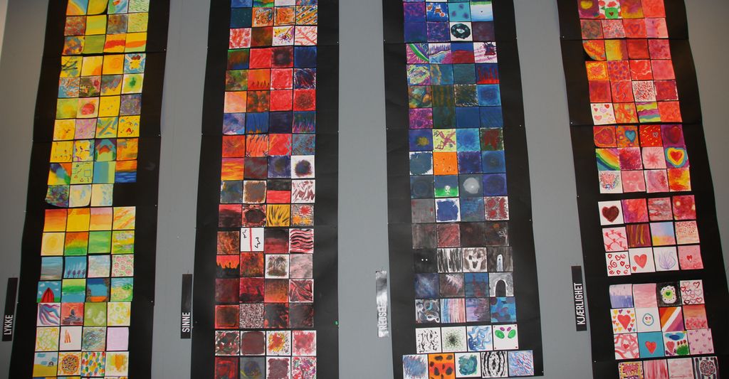 Kvadratiske fargekomposisjoner er montert i ei utstilling. Foto.