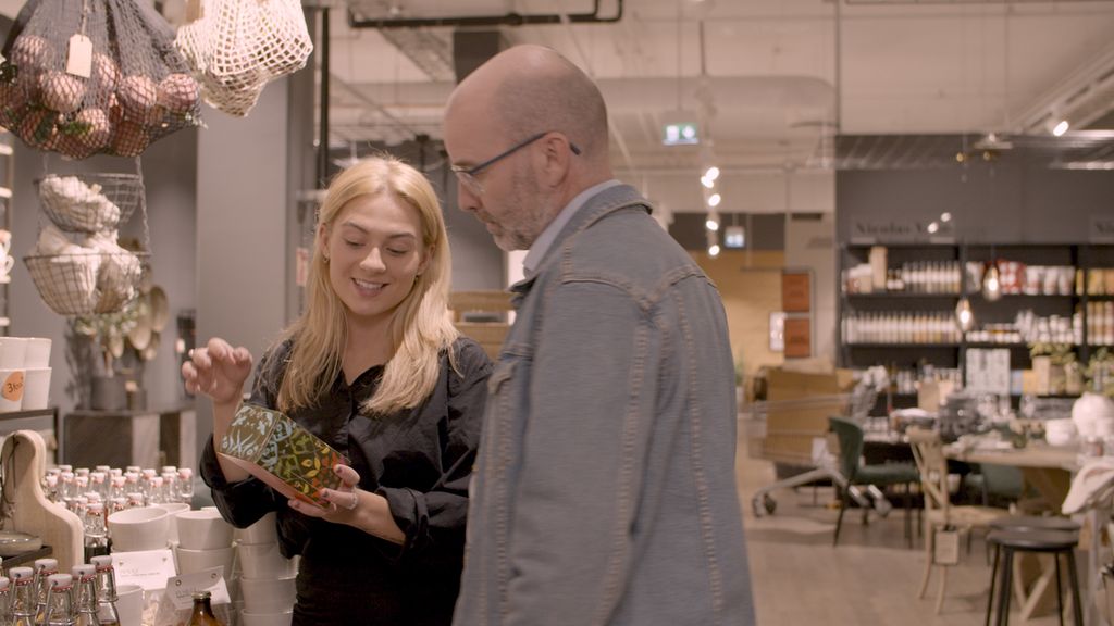 En selger og en kunde i en butikk. Foto.