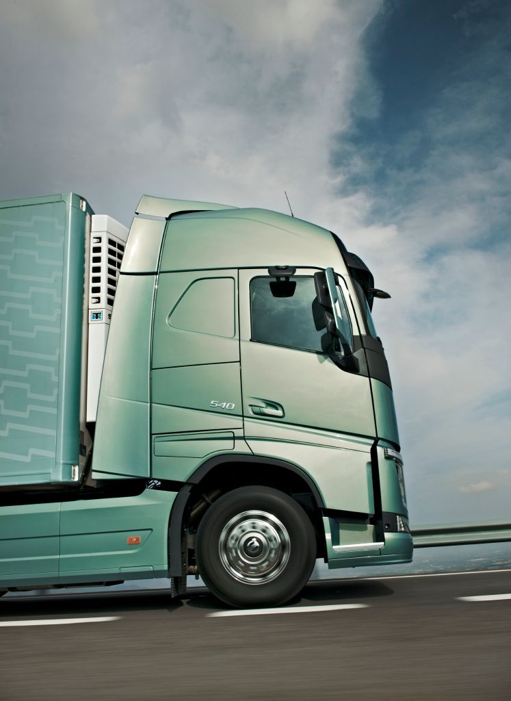 Frontpartiet på en semitrailer med termoskap med aggregat, sett fra siden. Foto.