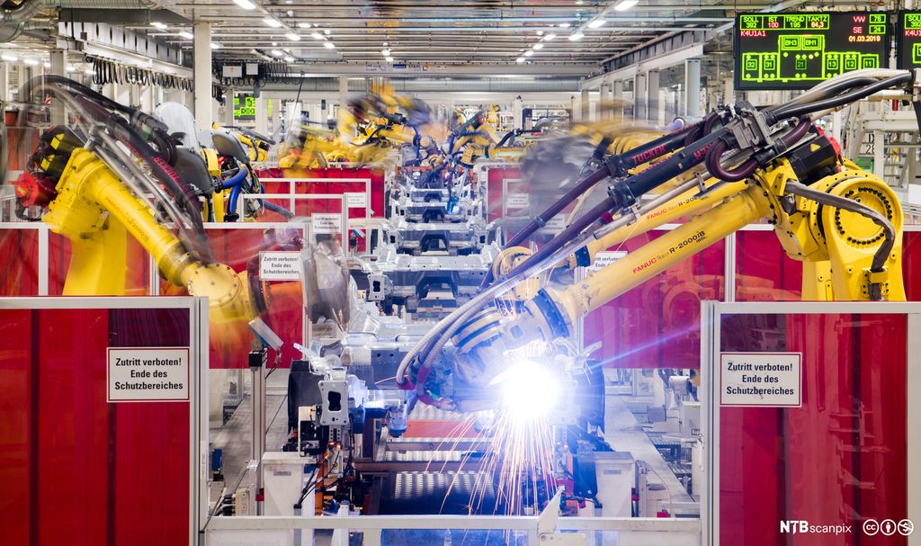 Sveiseroboter i bilproduksjon på Volkswagen-fabrikken i Tyskland. Foto.