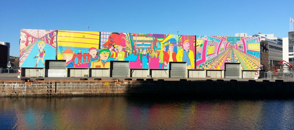 Fargesterke malerier på en lagerbygning. Foto.