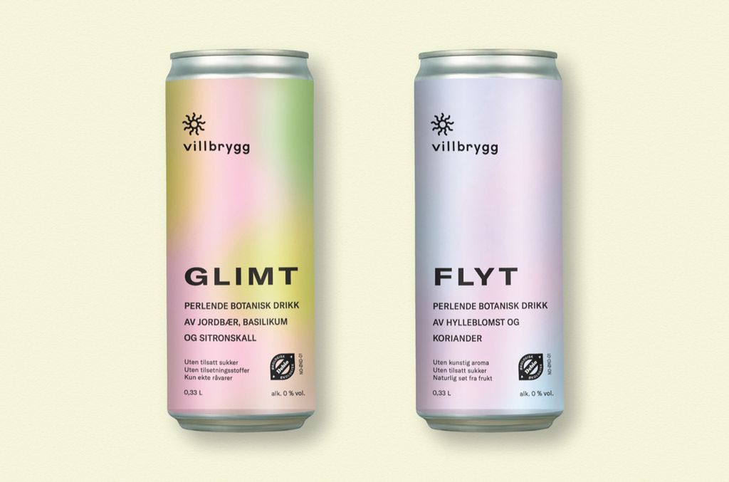 To aluminiumsbokser med Villbrygg-drikke foran en lys bakgrunn. Boksen til venstre, med navnet Glimt, har smak av jordbær, basilikum og sitronskall. Boksen til høyre, med navnet Flyt, har smak av  hylleblomst og koriander. Foto.
