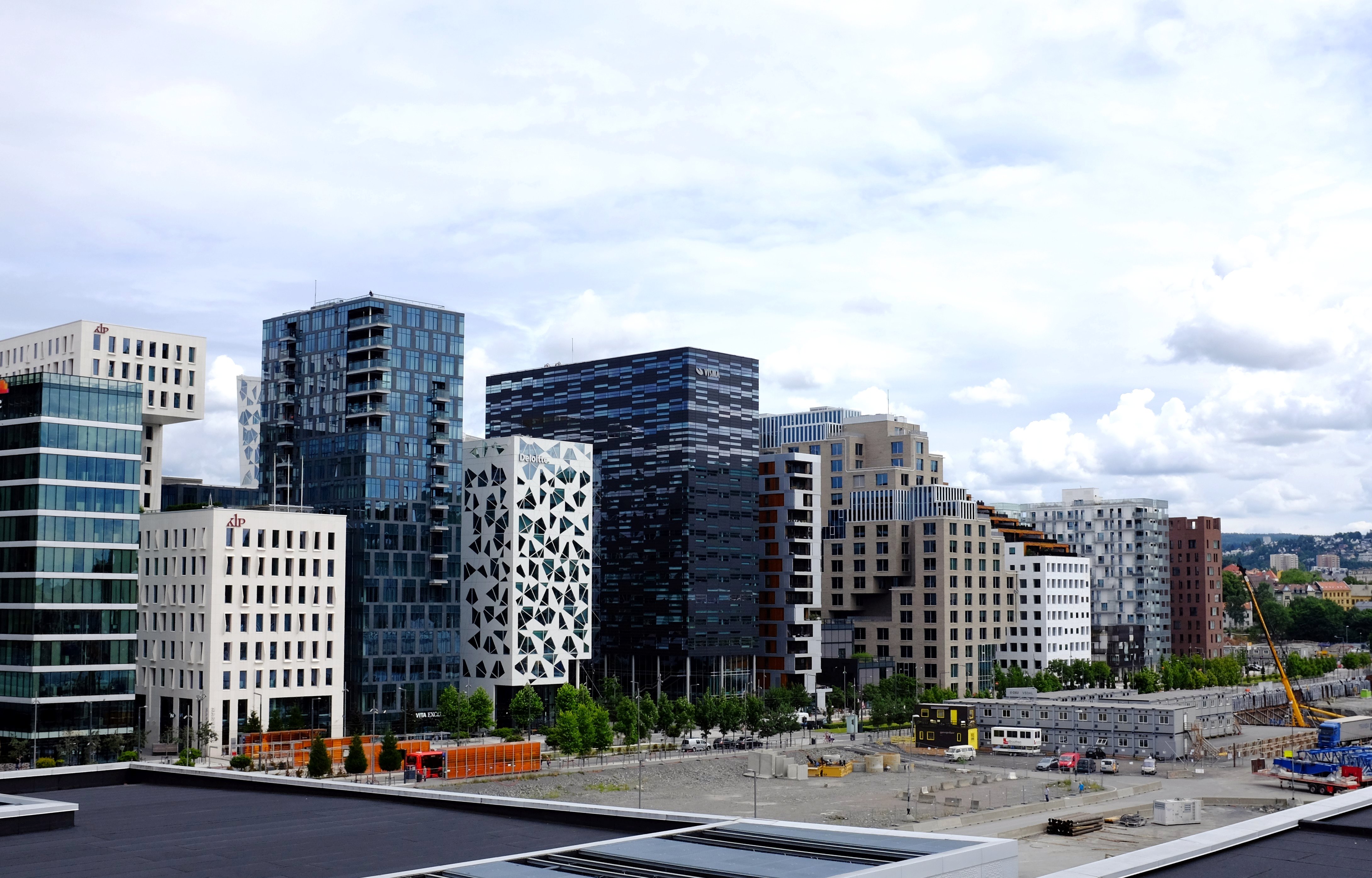 Moderne høye bygninger på rekke og rad i en by. Foto.