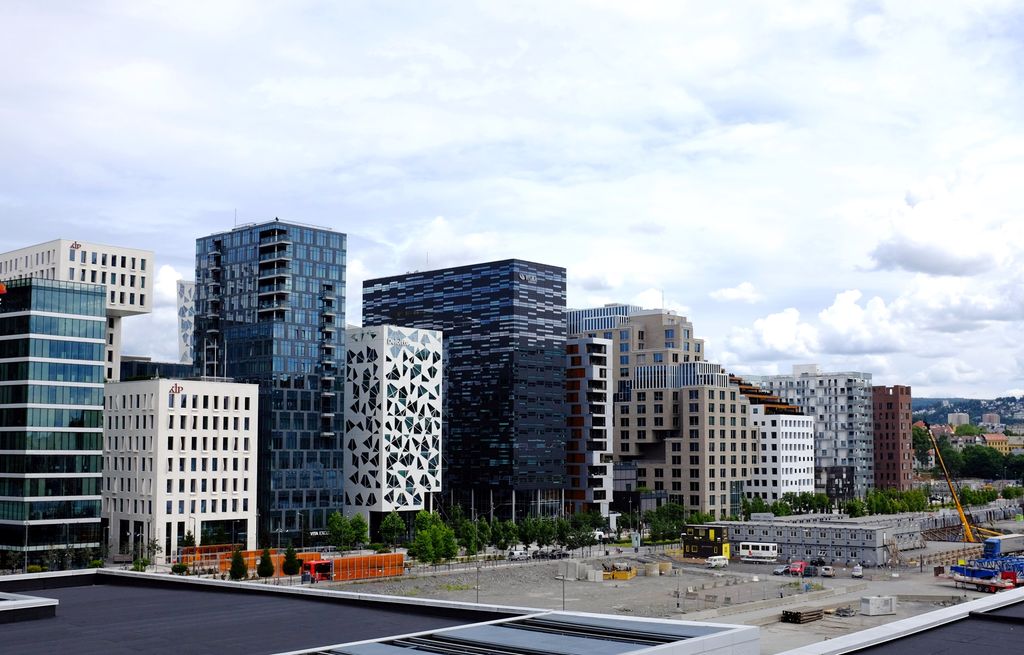 Flere moderne bygninger tett inntil hverandre på rekke. Foto.