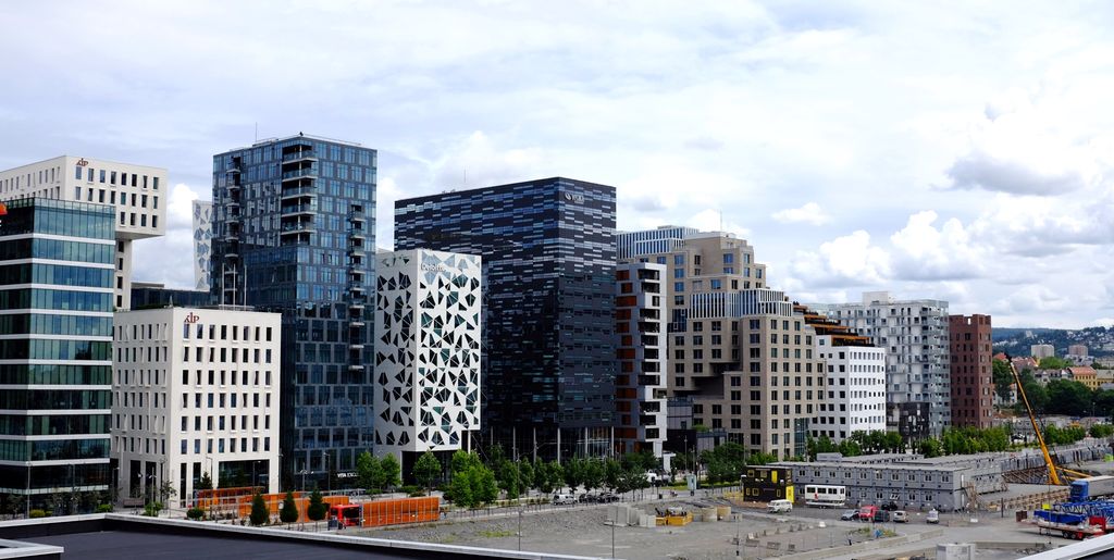 Moderne høye bygninger på rekke og rad i en by. Foto.