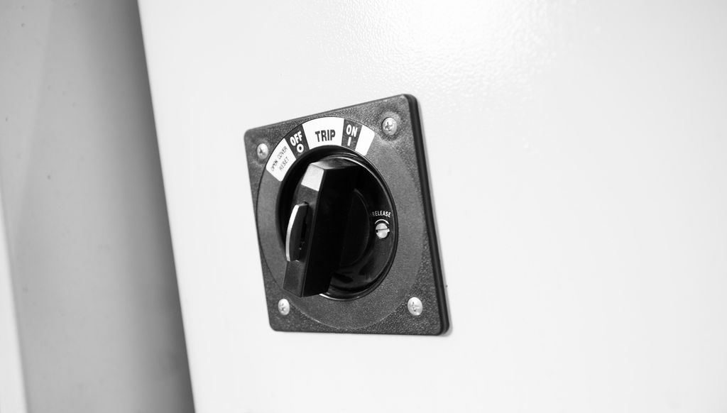 Hovudstraumbrytar for verkstadsmaskin. Foto.