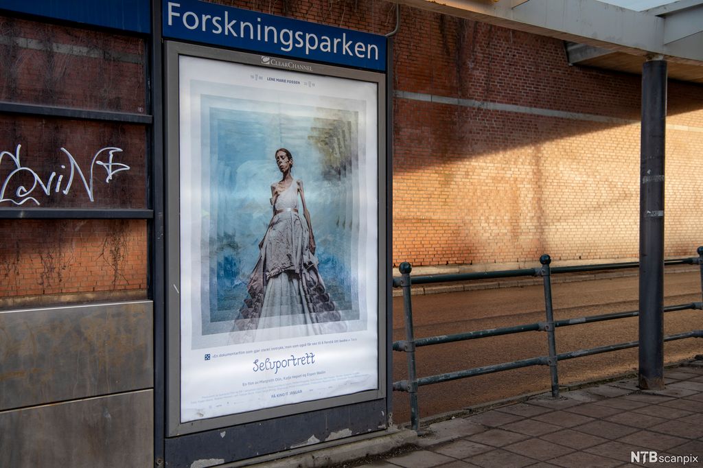 Filmplakat fra film om anoreksi på holdeplass. Foto.